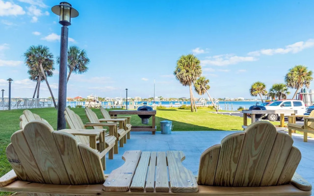 Sabine Yacht & Racquet #8D