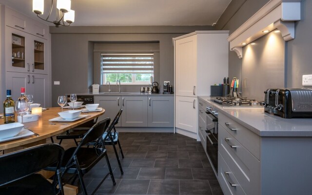 Beautiful Mansion in Botwnnog With a Private Garden