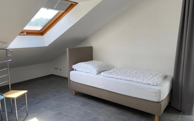 Wohnung mit 2 Einzelzimmer gemeinsamer Küchen/Bad/Balkon-Nutzung