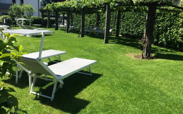 Ascona Lodge, Pool & Garden Retreat