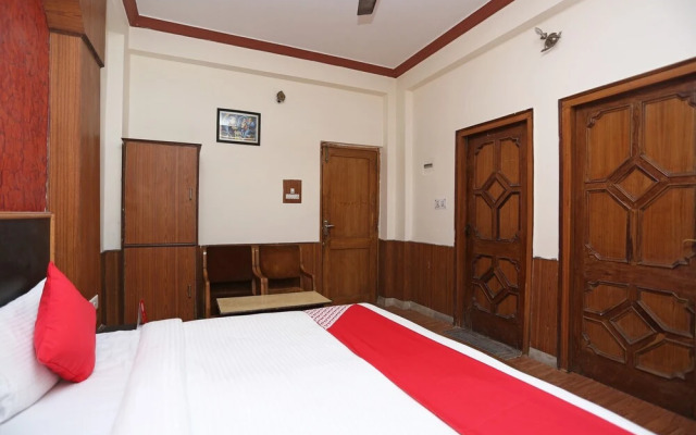 OYO 19184 Hotel Dolphin