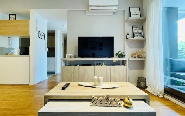 Stylish Apartment with Pool Acces