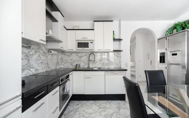 Vienna Roof Top Apartment with Terrace, Parking and AC