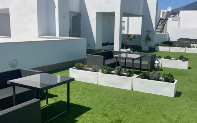 Brand new apartment with gym&rooftop pool.