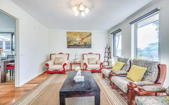 StayAU Newly Modern Comforts 3BRM Home Cranbourne