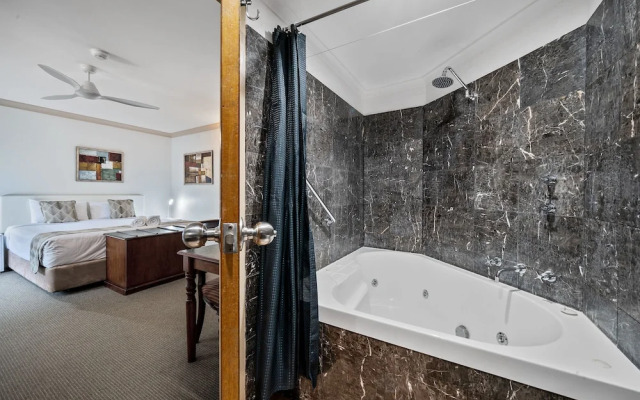 Oasis Inn Ulladulla - Guest 18 Years and Older