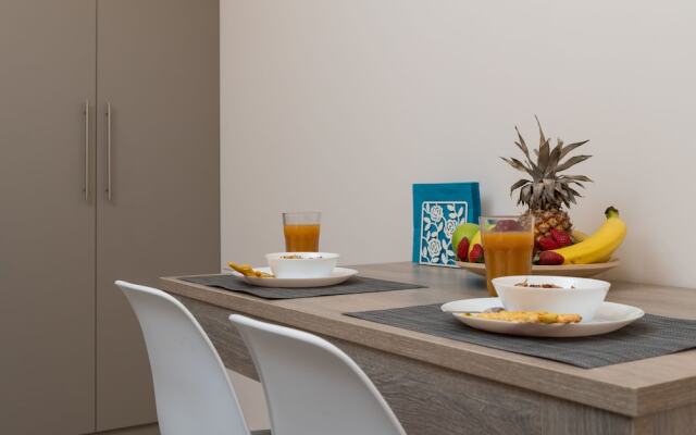 Alekos Apartments 2 Netflix, Self Check-In