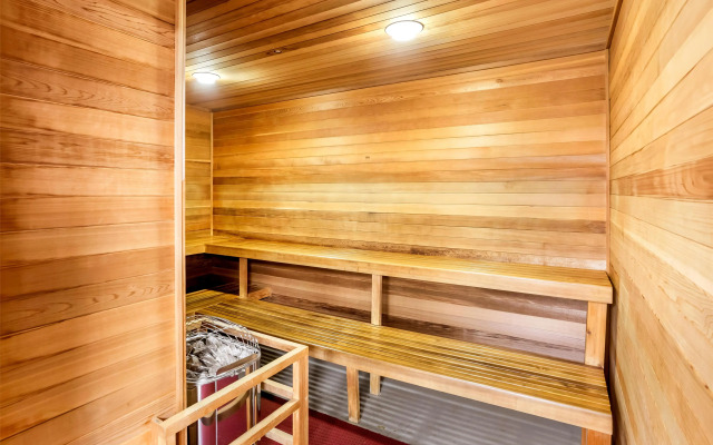 Best Western Thompson Hotel & Suites