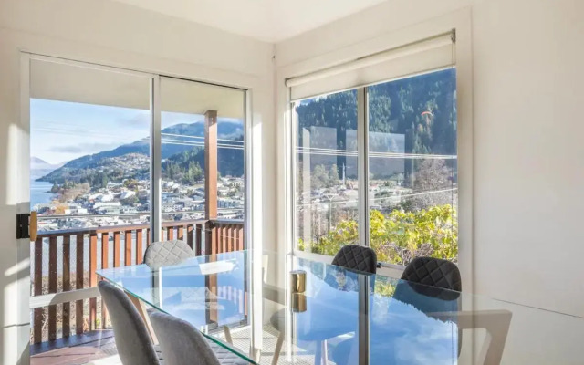 Central Style - 3 Bedroom Townhouse with Lakeview