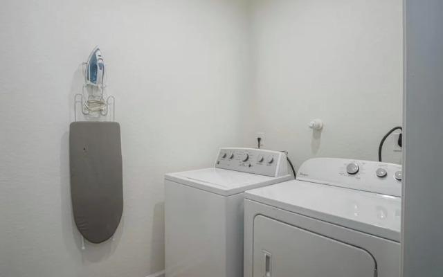Vibrant 4br/3ba Oasis Near Happy Downtown!