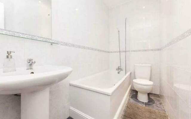 Modern 2 Bedroom Flat in Victoria - Zone 1
