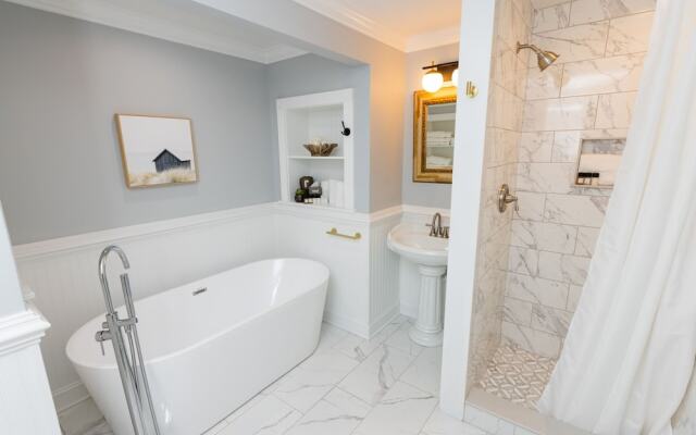 The Burrus House Inn Waterfront Suites