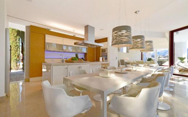 30290 - Stunning  Luxury Unique Villa