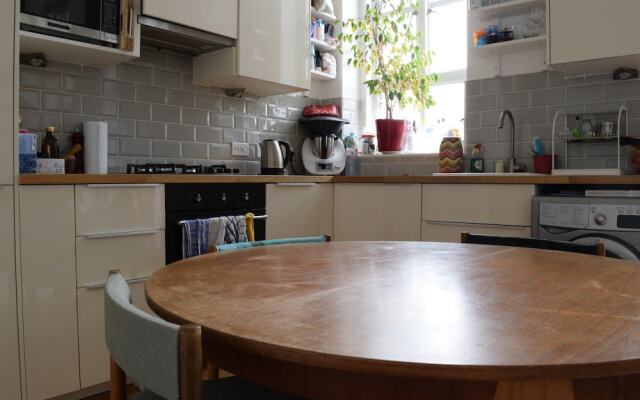 Bright 2 Bedroom Apartment Along the Thames