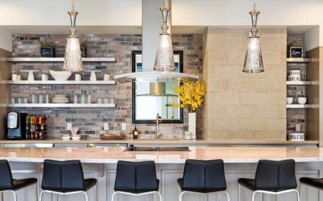 Downtown 1BR Apt by Domio