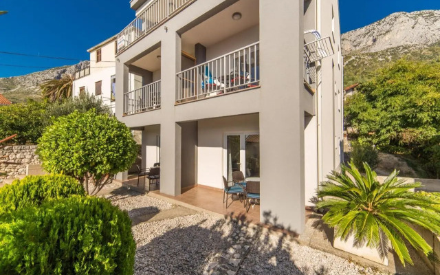 Apartments by the sea Brist, Makarska - 11078