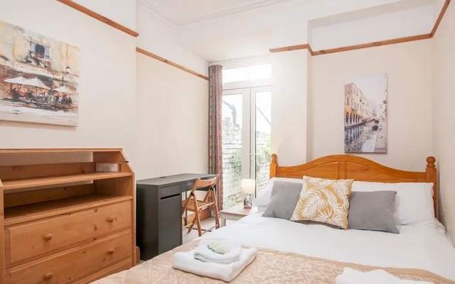 Spacious Victorian 4 bed house near Heath Hospital