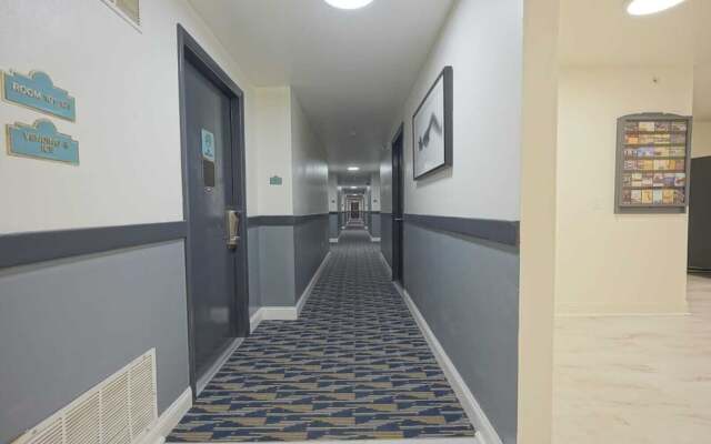 Greenwoods Inn & Suites