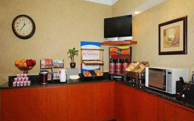 COMFORT INN &amp; SUITES