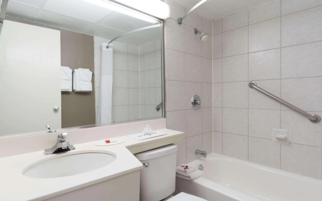 Days Inn & Suites by Wyndham Columbus East Airport
