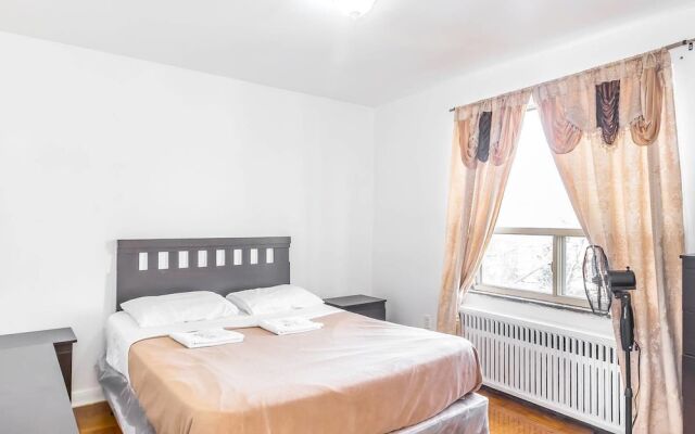 Magnificent Condo at Leaside - 10 Mins to Downtown