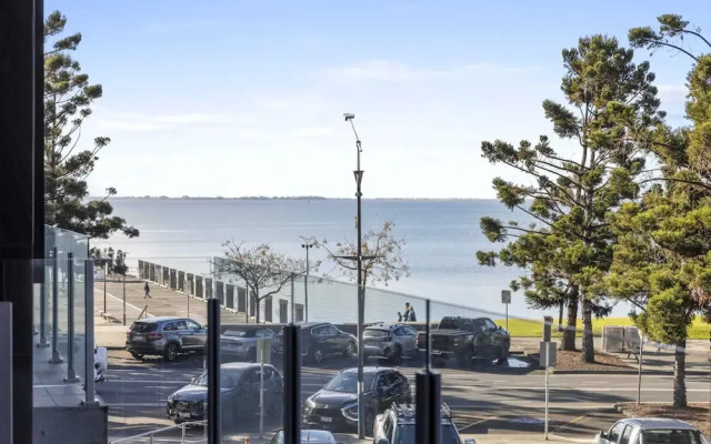 Oceanfront 2-bed With Balcony & Study Nook
