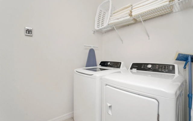 5BR Pool Home w Gameroom