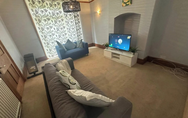 Spacious House- Parking, Garden & Central Location