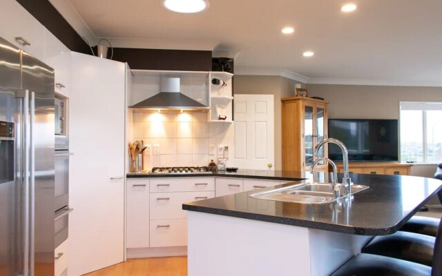 Grand 4 Bedroom Home With Balcony and Garden