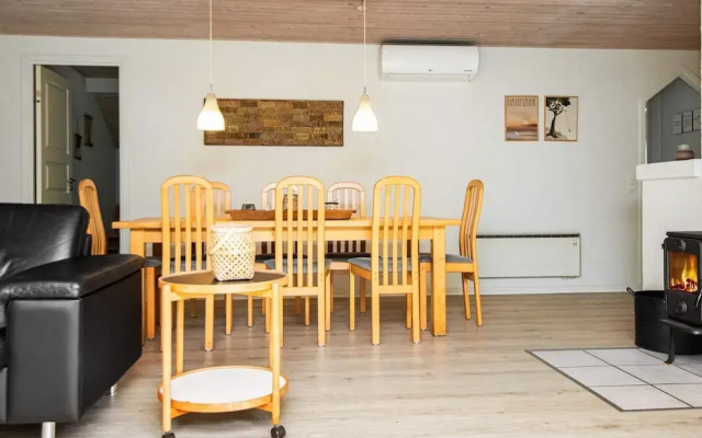 10 Person Holiday Home in Henne