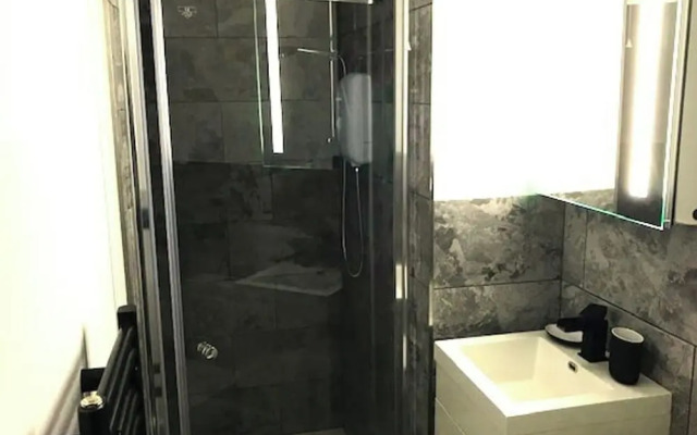 Cozy Quiet City Escape - Northampton Apartment