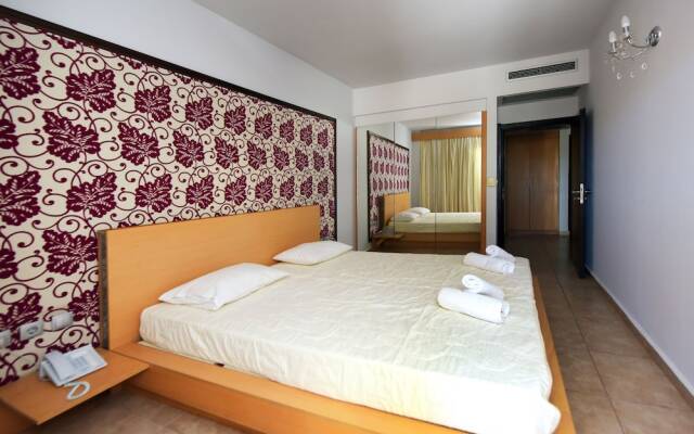 Rhodes Superior Suite - Sunny Poolside Retreat