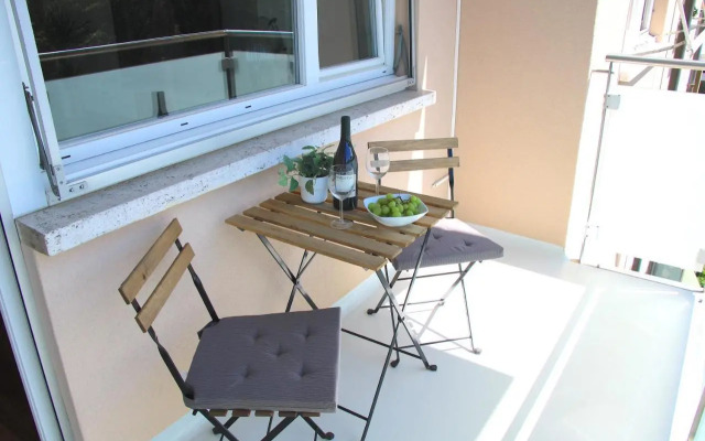 Cozy apartment with Free Parking & close to Lake