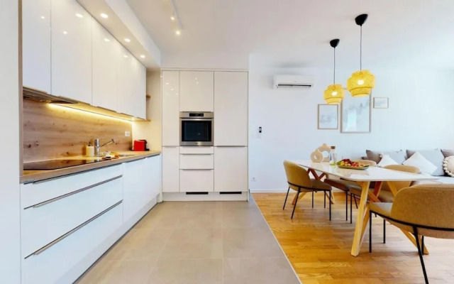 Mika's 2-Bedroom Seaview Flat & Parking