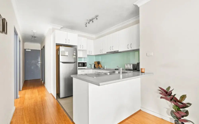 Lovely 2-bed With Balcony