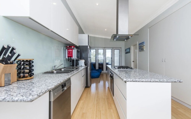 Ocean Sunset - Luxury Apartment With Ocean Views