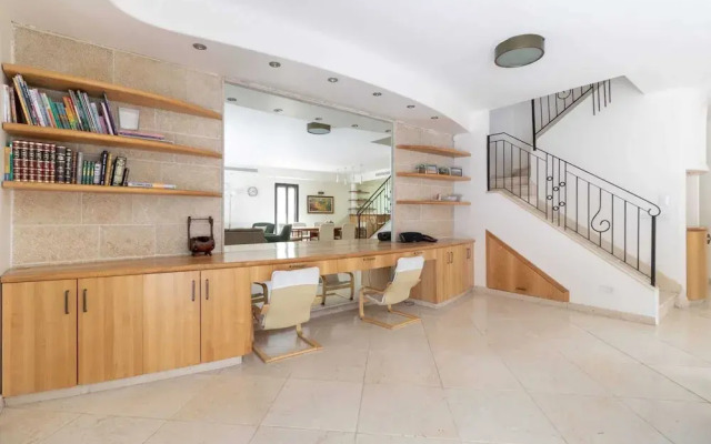 Family Apt & Garden in David's Village by FeelHome