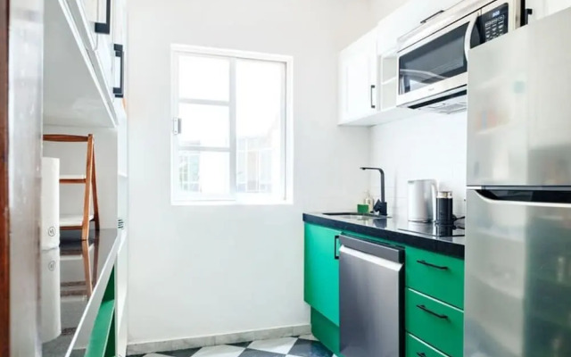 Art Deco Style Condo 2min Walk to Lincoln Park