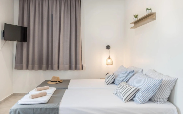 Mikes Beach Apartments & Studios