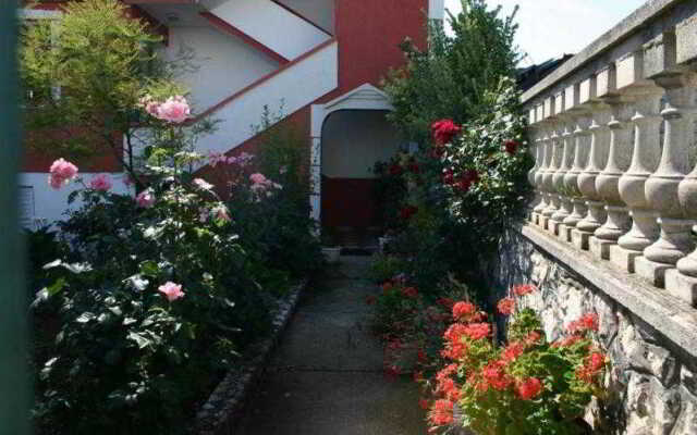 Alvanita Apartments