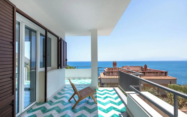 Sea Frame Design Apartments with Pool by Wonderful Italy