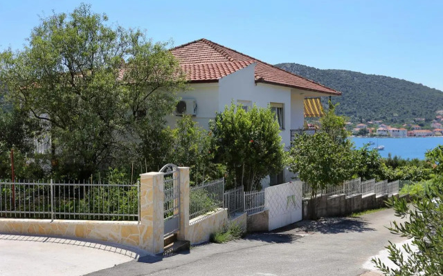 Apartments by the sea Vinisce, Trogir - 10241