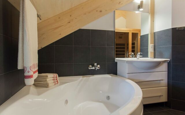 Wooden Chalet with Wellness Centre in Hohentauern
