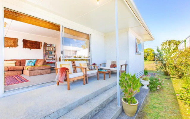 Lorenzen Bay Bungalow - Raglan Holiday Home