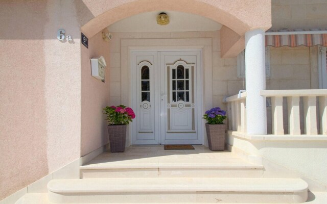 Amazing Apartment in Tucepi With Wifi