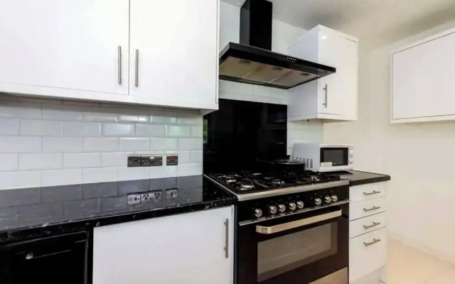 Reading - 3-bed House - Sleeps 6 - Garden - Wifi