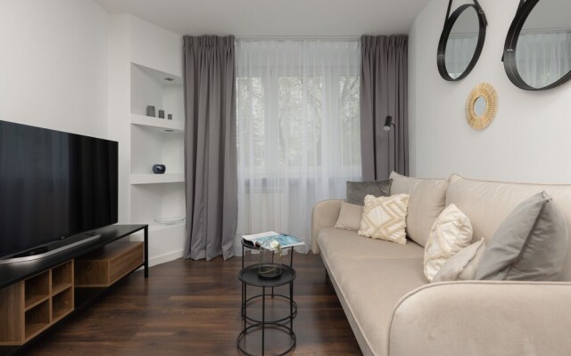 Saska Kepa Apartment by Renters