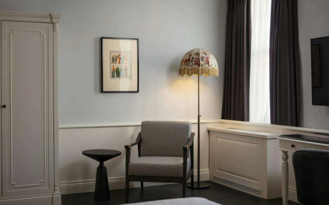 Adahan DeCamondo Pera, Autograph Collection