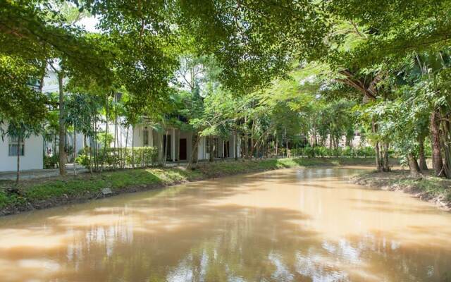 Chaofa West On The Pond