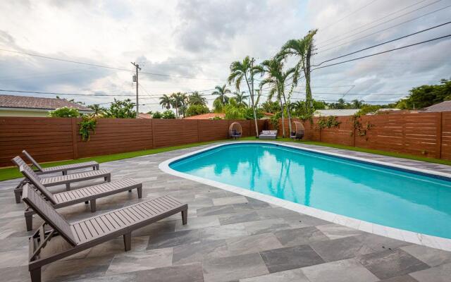 Cozy New Villa w/Cool Cabana+Fire Pit & Games